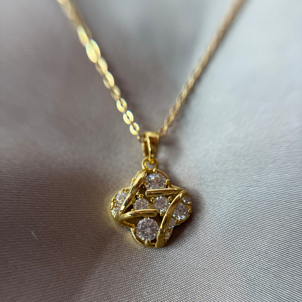Radiant Clover Necklace 18k gold-plated