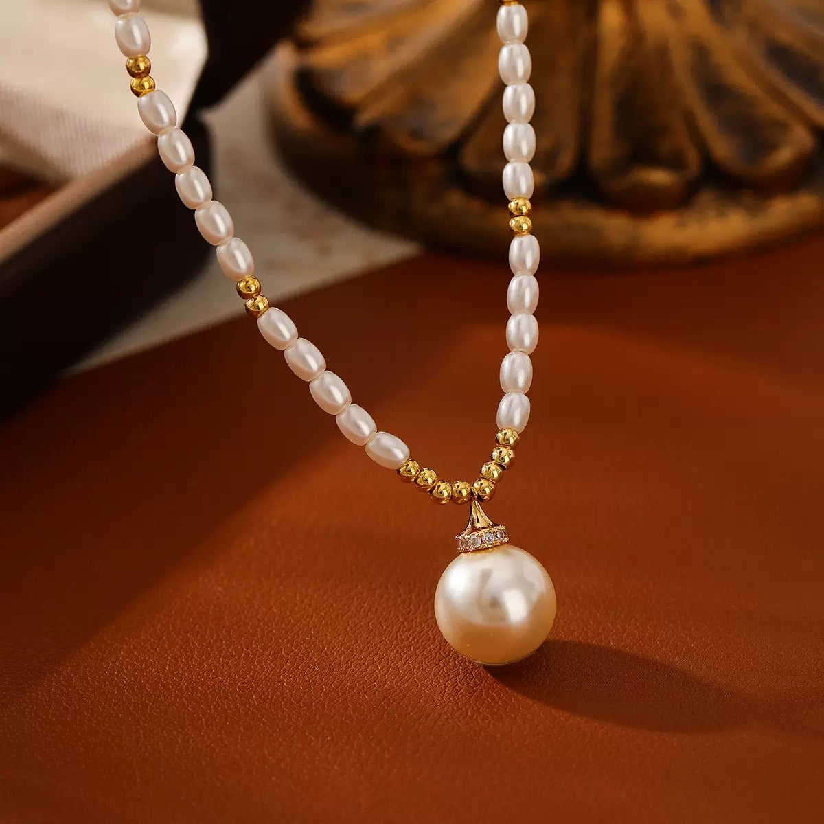 Pearl Pendant Necklace with Gold Accents – Elegant Fashion Jewelry