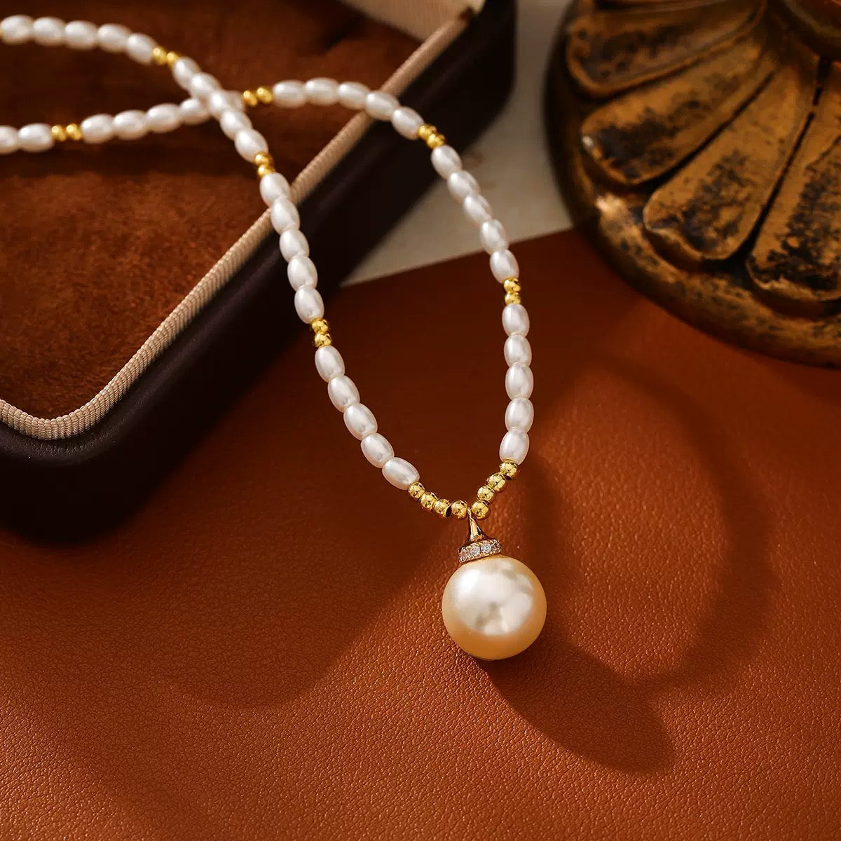 Pearl Pendant Necklace with Gold Accents – Elegant Fashion Jewelry